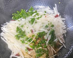 清炒白萝卜丝的做法（健康美味的清炒白萝卜丝）  第3张