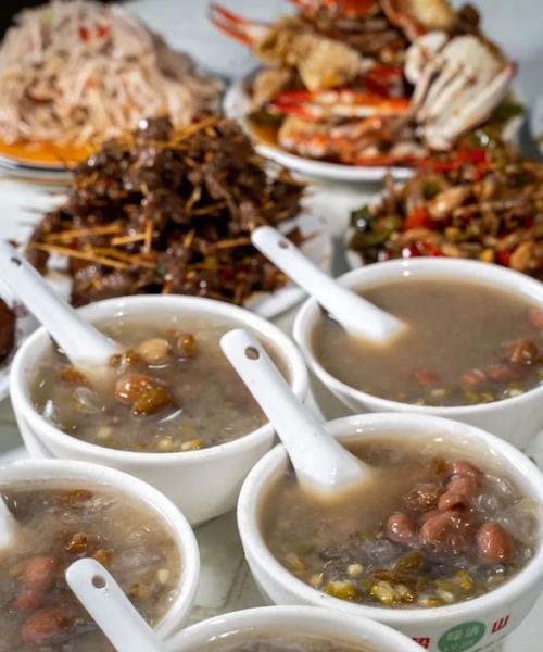 以清补凉煲鸡脚汤为食疗，提升养生之道（汤汁清甜、口感鲜美）