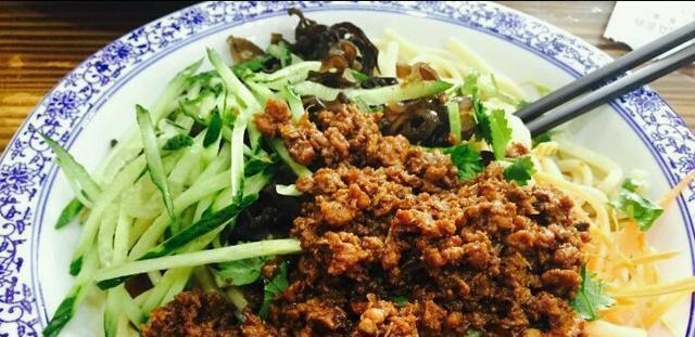 青汁炸酱面，轻松健康又美味（用青汁打造营养健康的炸酱面）
