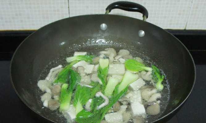 家常青蟹豆腐汤（用新鲜青蟹和嫩豆腐煮出的美味汤）  第2张