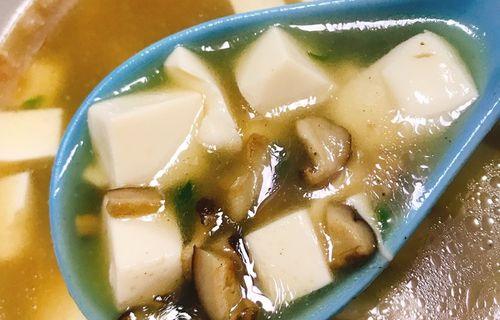家常青蟹豆腐汤（用新鲜青蟹和嫩豆腐煮出的美味汤）  第3张