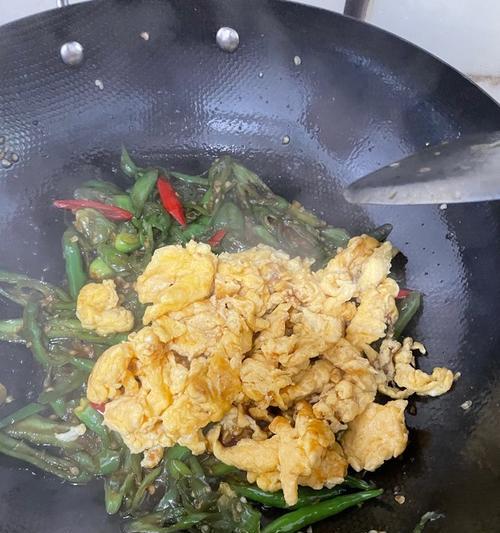 用青线椒炒出口感爽脆的鸡蛋料理（以青线椒烹调鸡蛋）  第1张