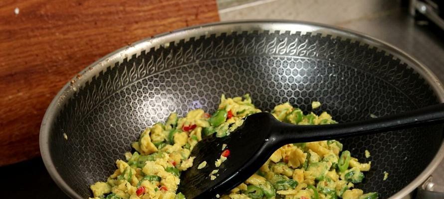 用青线椒炒出口感爽脆的鸡蛋料理（以青线椒烹调鸡蛋）  第2张
