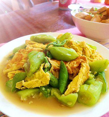 用青线椒炒出口感爽脆的鸡蛋料理（以青线椒烹调鸡蛋）  第3张