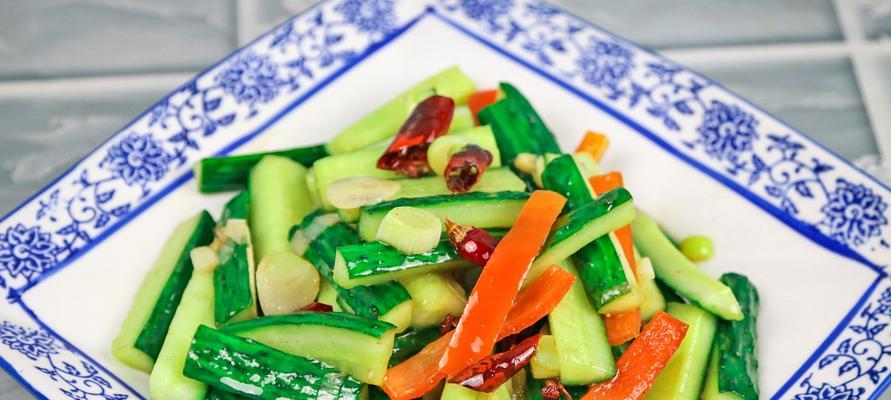 以青西红柿黄瓜拼盘的美食做法（健康清爽的夏日小吃）  第3张