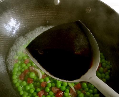 青豌豆炒火腿肠（家常菜谱｜健康美味的快手料理）  第3张