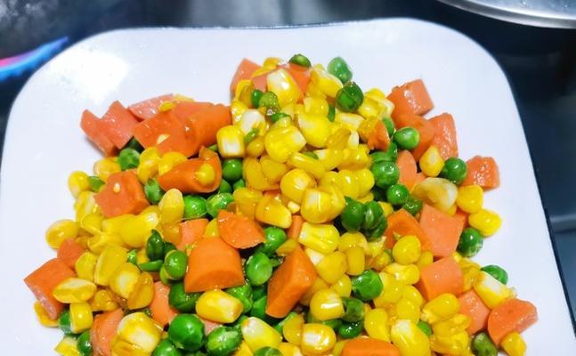 青豌豆炒火腿肠（家常菜谱｜健康美味的快手料理）  第2张