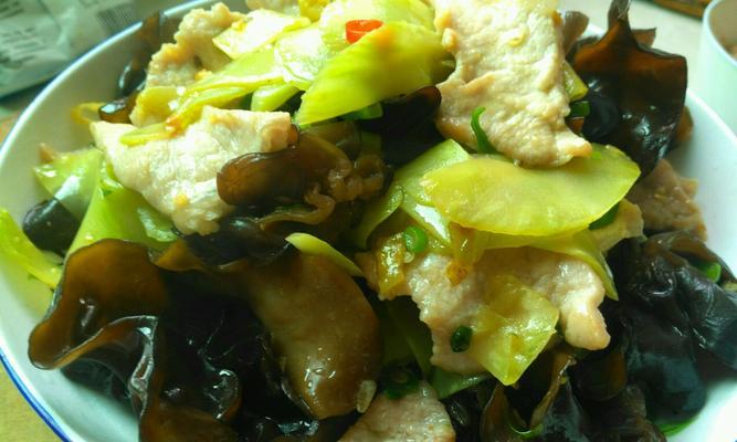 青笋木耳炒肉片（家常美食）  第2张