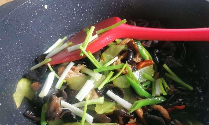 青笋木耳炒肉片（家常美食）  第3张