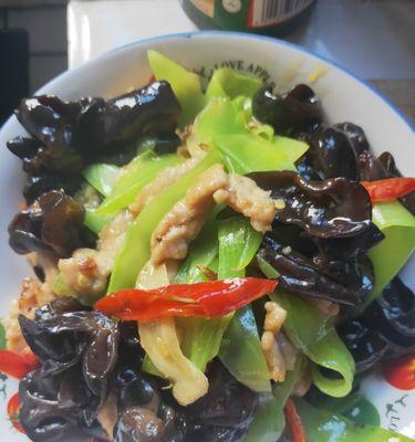 清爽可口的青笋木耳炒鸡蛋（健康美味的家常菜谱）