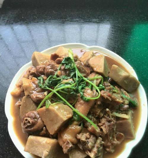 青笋焖鸭块的制作（家庭厨艺小技巧）  第1张