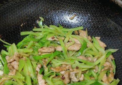 青笋鸡蛋炒肉片，清爽营养的佳肴（做法简单易学）  第3张