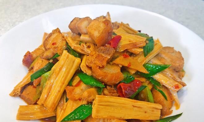 青笋回锅肉的做法（香嫩美味）  第2张