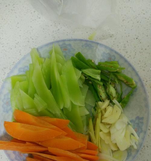 青笋胡萝卜丝鸡蛋，营养美味的家常菜（以简单的食材）  第2张