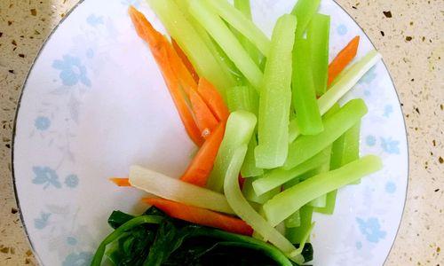 青笋胡萝卜丝鸡蛋，营养美味的家常菜（以简单的食材）  第3张