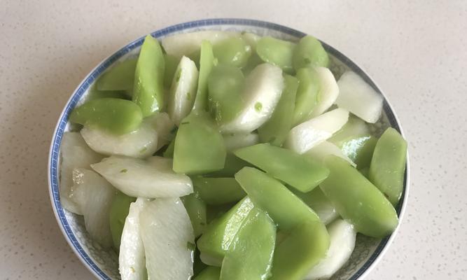 山药肉与青笋的健康组合（一道美味又营养的家常菜）