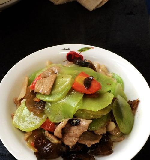 青笋炒肉片，一道美味又健康的家常菜（脆嫩青笋搭配鲜嫩肉片）  第1张