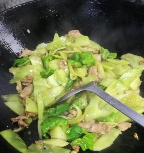 青笋炒肉片，一道美味又健康的家常菜（脆嫩青笋搭配鲜嫩肉片）  第3张