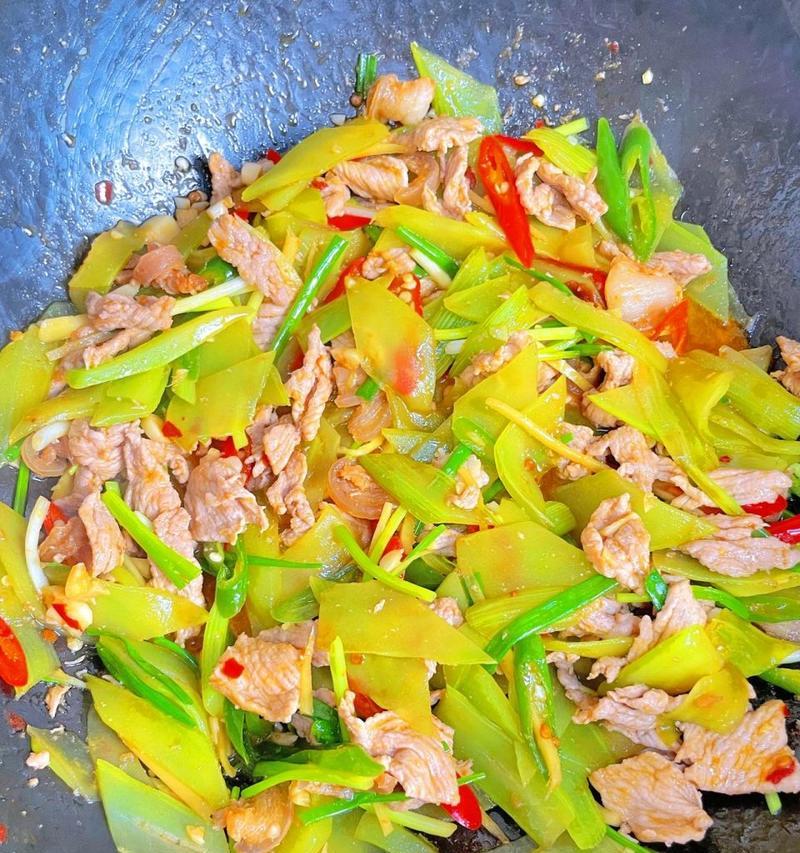 青笋炒肉，营养美味的家常佳肴（教你手把手做青笋炒肉）  第1张
