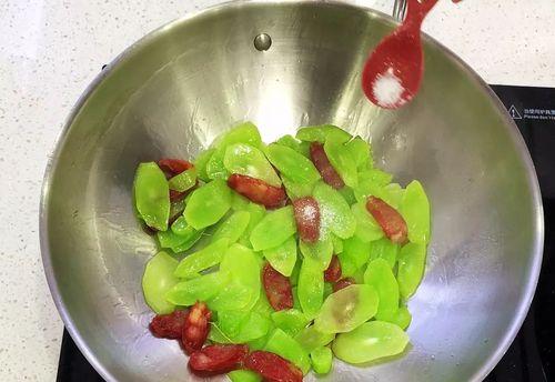 青笋炒腊肠的家常做法（美味可口的下饭菜）  第3张