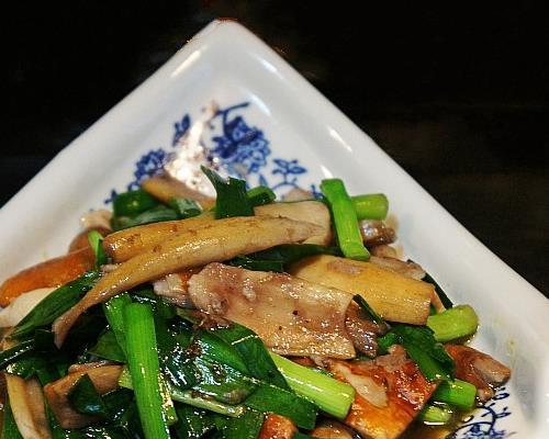 家常美食——青笋炒韭菜（清新爽口）  第2张