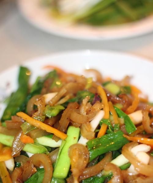 青蒜香菇炒银杏，营养又美味（15个段落带你轻松学会炒青蒜香菇银杏）  第2张
