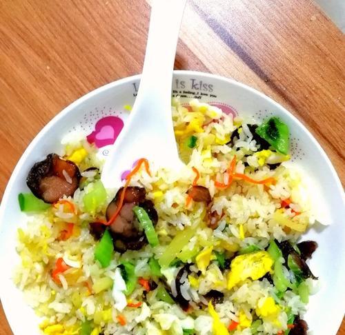 青蒜香肠炒饭（用青蒜香肠提升炒饭美味度）  第3张