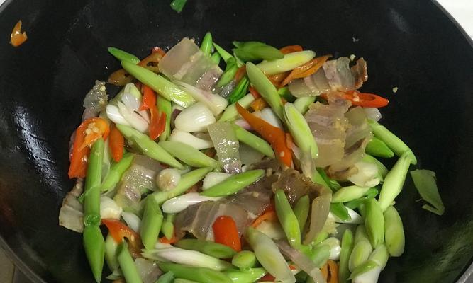 以土豆和腊肉为主要食材，炒制出清香鲜美的菜肴，适合全家享用（以土豆和腊肉为主要食材）  第3张