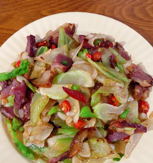 以土豆和腊肉为主要食材，炒制出清香鲜美的菜肴，适合全家享用（以土豆和腊肉为主要食材）  第2张