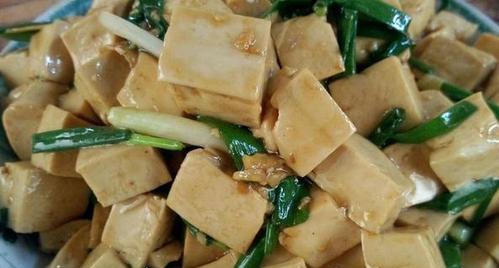 青蒜烧豆腐的做法（家庭美食的好选择）  第3张