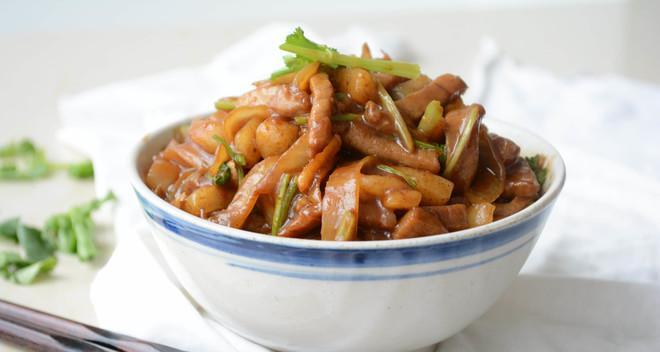 青蒜肉丝炒年糕，美味简单又健康（青蒜肉丝炒年糕的做法分享）