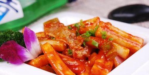 青蒜肉丝炒年糕，美味简单又健康（青蒜肉丝炒年糕的做法分享）  第3张