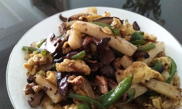 青蒜肉丝炒年糕，美味简单又健康（青蒜肉丝炒年糕的做法分享）  第2张