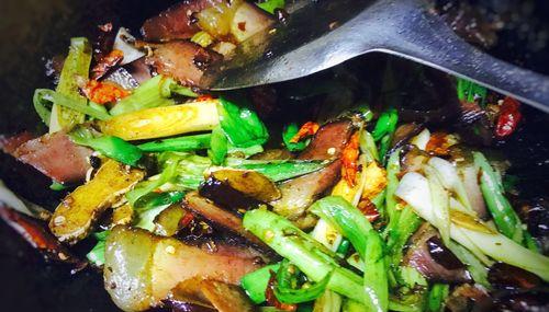 青蒜肉丝炒绿豆饼的做法（用青蒜的清香搭配绿豆饼的口感）