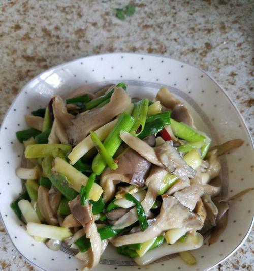 青蒜肉丝炒绿豆饼的做法（用青蒜的清香搭配绿豆饼的口感）  第2张