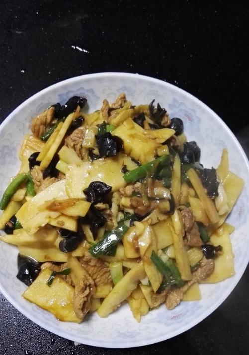 青蒜木耳炒肉片，鲜香可口的家常菜（做法简单易学）  第3张