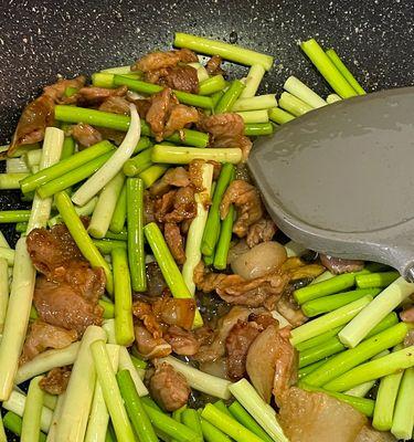 家常美食——青蒜苗炒肉片（一道简单易学的下厨好选择）  第2张
