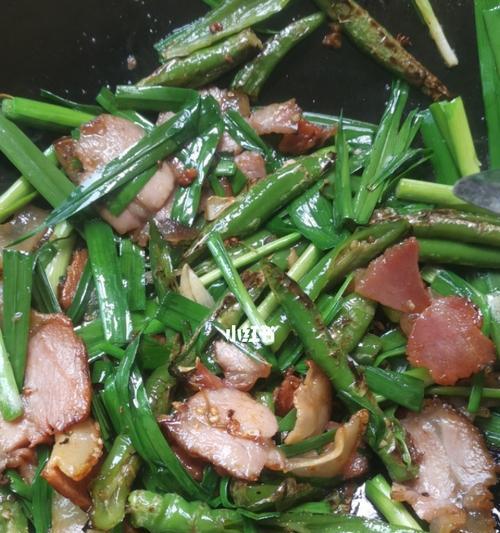 青蒜苗炒腊肉，美味口感无敌（一道家常菜的烹饪秘诀）