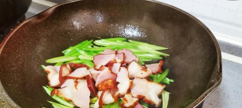 青蒜苗炒腊肉，美味口感无敌（一道家常菜的烹饪秘诀）  第2张