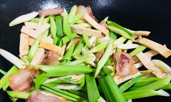 青蒜苗炒腊肉，美味口感无敌（一道家常菜的烹饪秘诀）  第3张