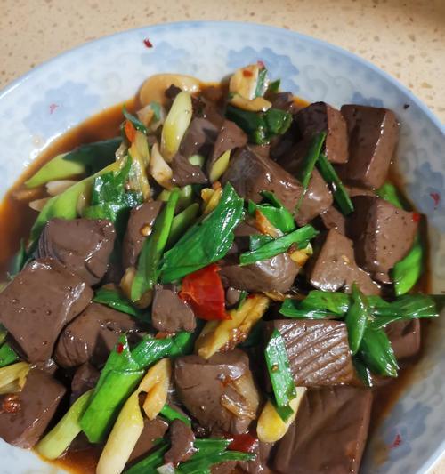 清新爽口青蒜苗炒鸡心（以青蒜苗的鲜香和鸡心的嫩滑）