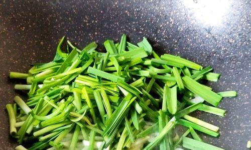 青蒜苗炒豆腐——营养健康又美味的家常菜（一道简单易学的素菜佳肴）  第1张