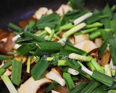 青蒜苗炒豆腐——营养健康又美味的家常菜（一道简单易学的素菜佳肴）  第2张