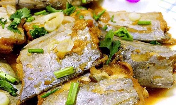 如何用青蒜焖出香嫩带鱼（以青蒜焖带鱼为例）  第3张