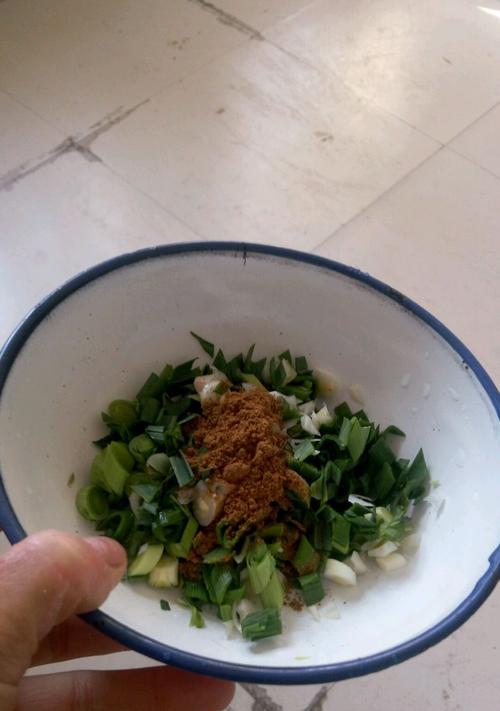 青蒜凉拌面，健康美味双收（传统美食）