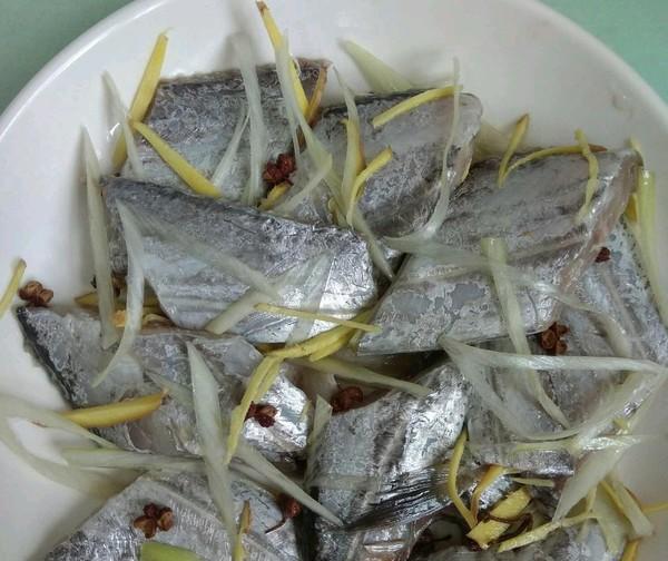 青蒜烩带鱼——鲜美营养双丰收（一道鲜美营养的家常美食）  第2张