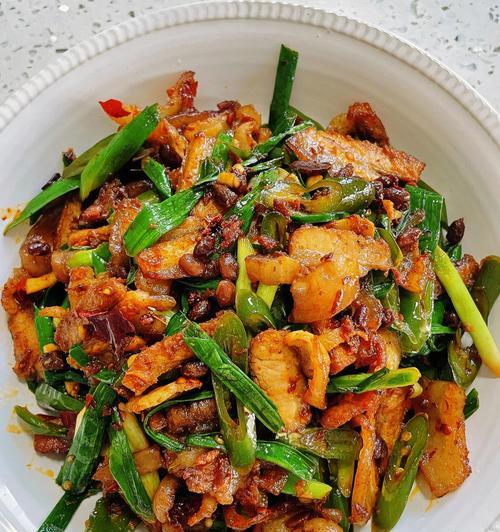 青蒜回锅肉的做法（家常美食）