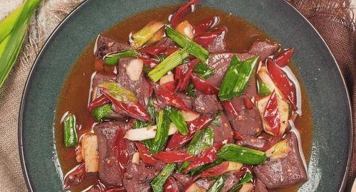 青蒜胡萝卜炒鸭血的做法（一道美味健康的家常菜）