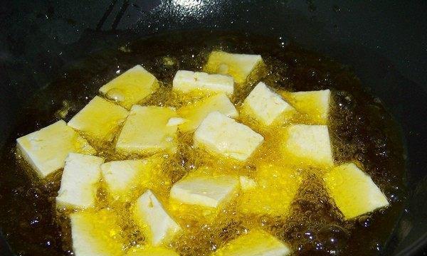 美食制作艺术——以青蒜臭豆腐为例（如何制作口感鲜美的青蒜臭豆腐）  第2张