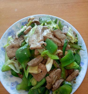 清爽美味青蒜炒猪肝（传统佳肴的烹调技巧及注意事项）